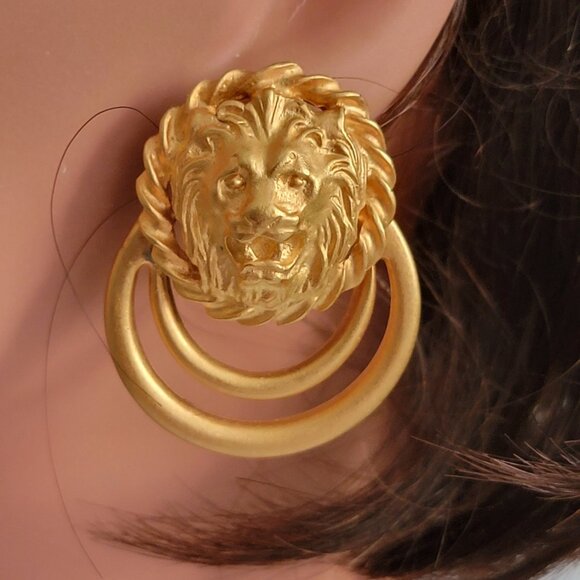 Vintage Goldtone Lion Door Knocker Style Screw-back Earrings - Picture 3 of 10